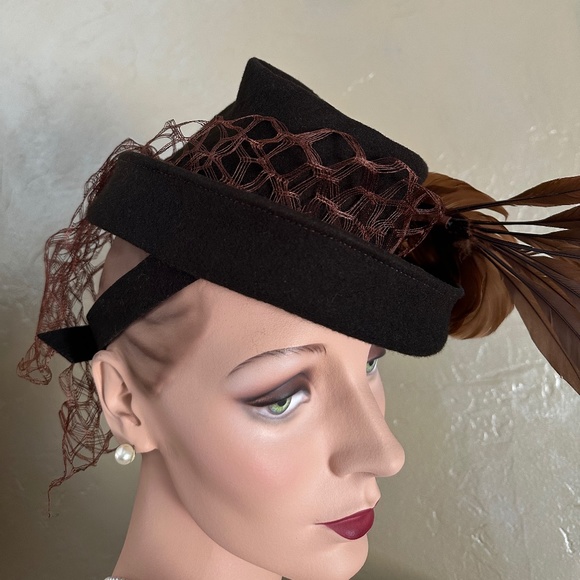 SENSATIONAL 1940s\' BROWN FELT TILT HAT WITH RUST FEATHER SPRAY AND HEAVY VEIL main image 12